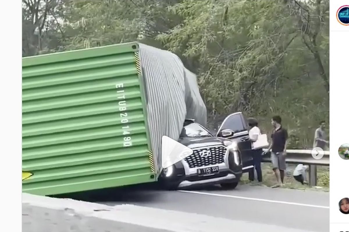 Kecelakaan truk terguling yang menimpa Hyundai Palisade di Tol Cipularang (16/10/2021).