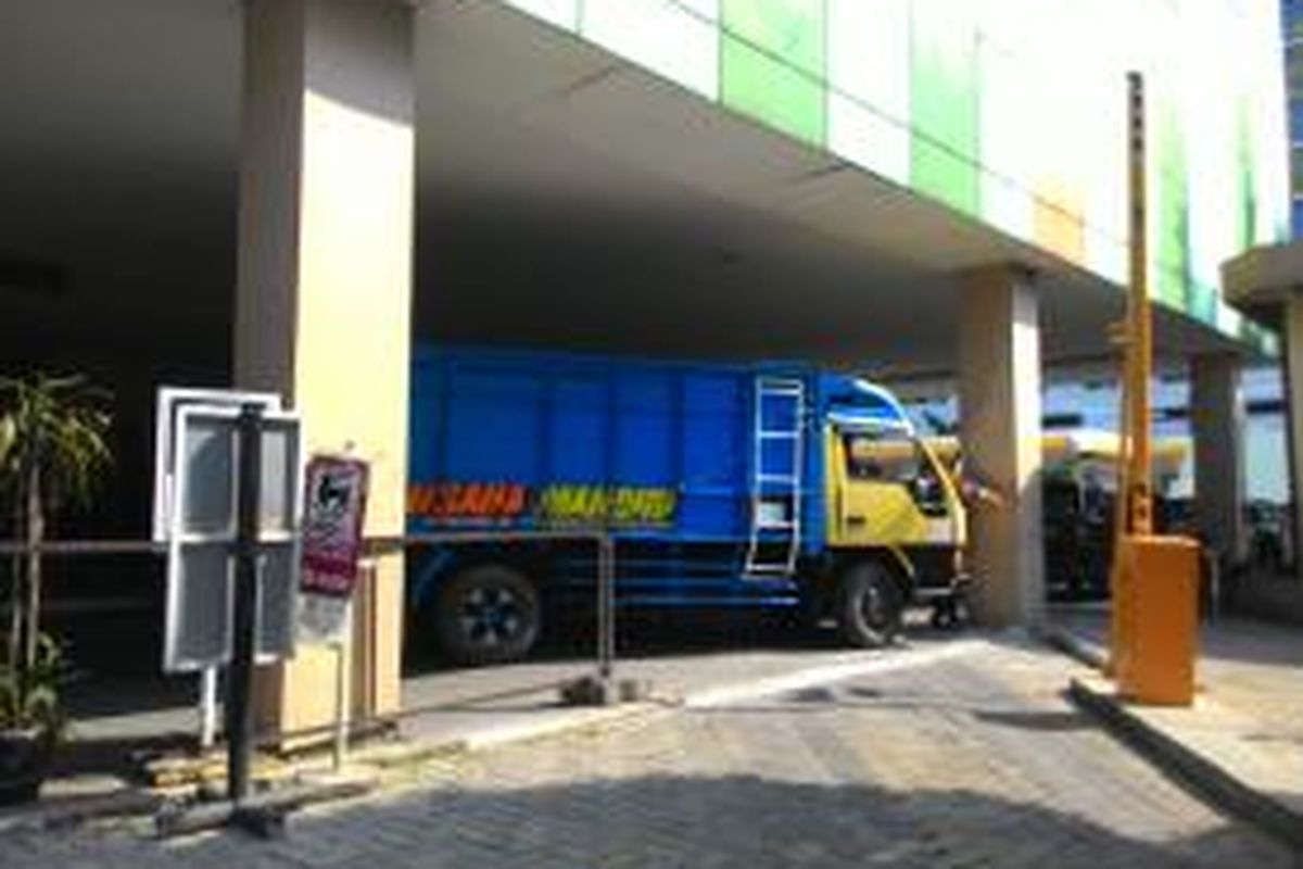 Truk-truk mengangkut barang-barang yang dipindahkan dari Mal Tebet Green, Jumat (24/7/2015).