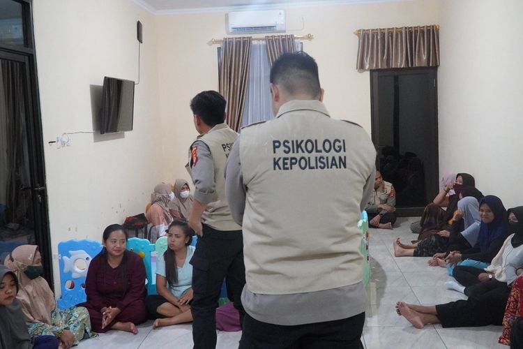 Puluhan warga NTB diduga korban TPPO saat dievakuasi dari rumah penampungan di Lampung, Senin (6/6/2023).