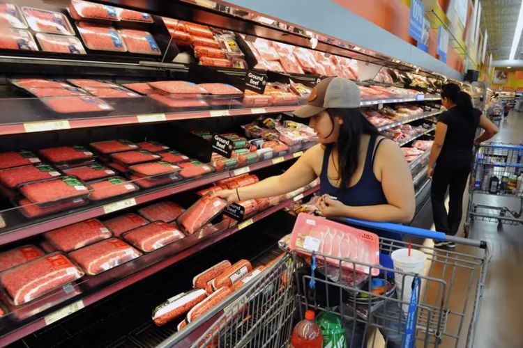 Pembeli mencari daging di California, AS.