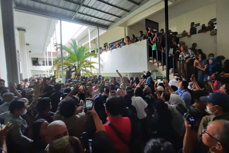 Para pendukung terdakwa kasus pembunuhan berencana Nofriansyah Yosua Hutabarat, Richard Eliezer merayakan vonis 1 tahun 6 bulan penjara yang lebih ringan dari tuntutan jaksa 12 tahun penjara di Pengadilan Negeri Jakarta Selatan, Rabu (15/2/2023).