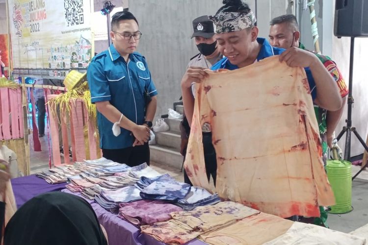 Berbagai macam produk kriya seni tekstil karya para penyandang disabilitas dipamerkan dalam kegiatan Jelang Julang di Kantor Kesekretariatan Gekrafs Kota Malang