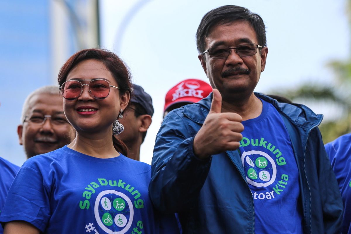 Gubernur DKI Jakarta Djarot Saiful Hidayat dalam acara pencanangan revitalisasi trotoar Sudirman-Thamrin di area Car Free Day di Bundaran HI, Jakarta, Minggu (8/10/2017). Panjang total jalur pedestrian yang dikerjakan akan sepanjang 6,6 kilometer. PT MRT Jakarta akan mengerjakan area di sekitar enam stasiun bawah tanah (Stasiun Senayan, Istora, Bendungan Hilir, Setiabudi, Dukuh Atas, dan Bundaran Hotel Indonesia) sepanjang 1,4 kilometer.