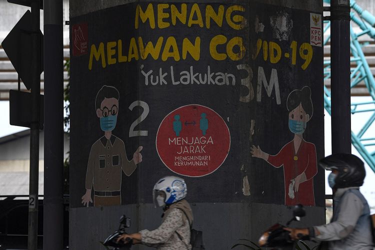 Pengendara motor melintas di depan mural tentang COVID-19 di Jakarta, Minggu (10/10/2021). Kementerian Kesehatan menyatakan per Minggu 10 Oktober, Indonesia mencatat sebanyak 894 kasus baru COVID-19 sehingga total menjadi 4.227.932 kasus. ANTARA FOTO/Sigid Kurniawan/rwa.