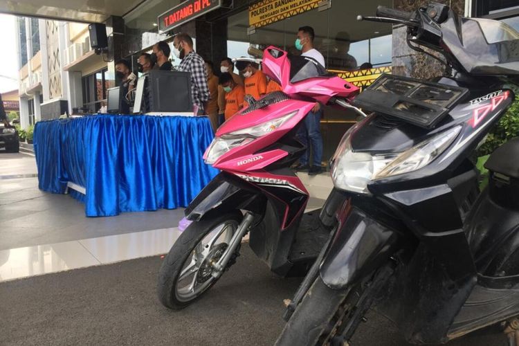 Barang bukti yang disita polisi dari komplotan pencurian sepeda motor di Bandar Lampung.