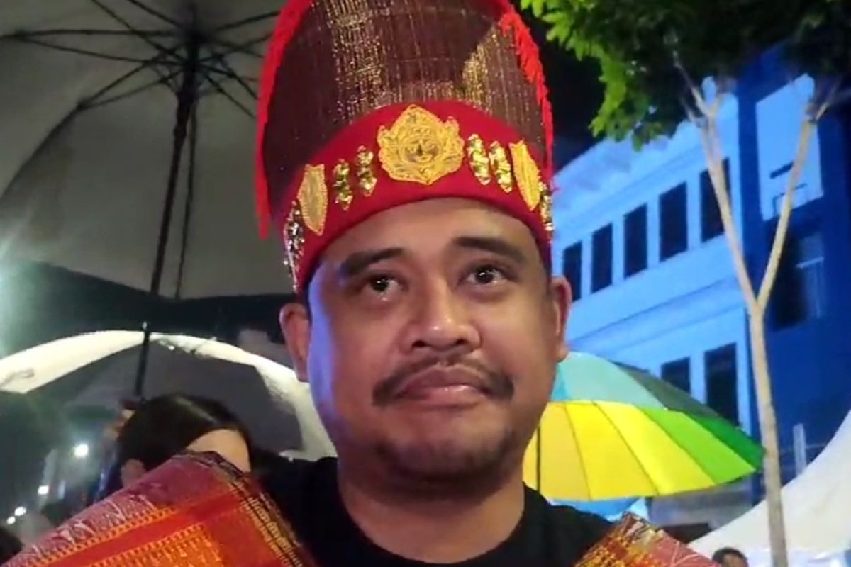   Bobby diwawancarai wartawan usai menghadiri acara Carnival Festival HUT ke 434 Kota Medan di Jalan Kesawan, Minggu (30/6/2024) malam 