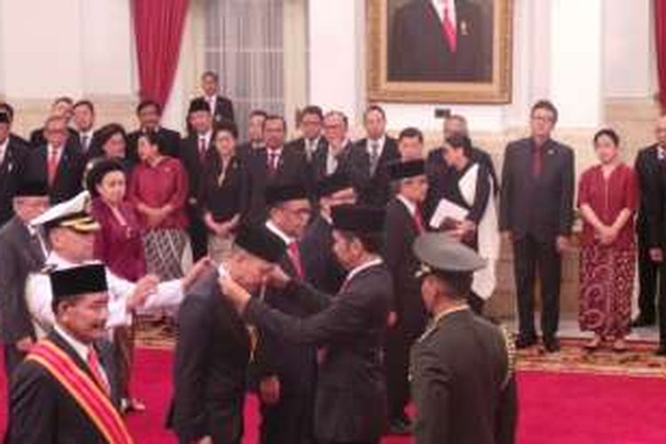  Presiden Joko widodo memebeikan tanda kehormatan kepada 9 tokoh di Istana Negara, Jakarta,  Senin (15/8/2016).
