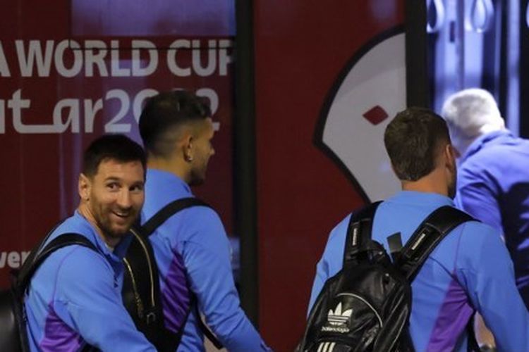 Lionel Messi (paling kanan) dan para pemain timnas Argentina tiba di Hamad International Airport, Doha, pada Kamis (17/11/2022). Argentina yang masuk Grup C akan mengawali kiprah pada Piala Dunia 2022 Qatar dengan melawan Arab Saudi di Stadion Ikonik Lusail pada Selasa (22/11/2022). Di artikel ini tersedia link live streaming Argentina vs Arab Saudi.