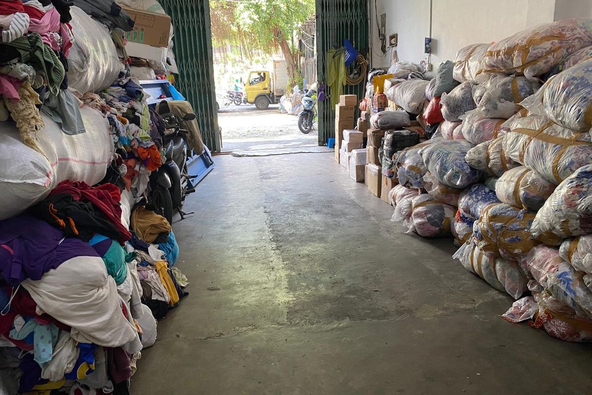 Sampah pakaian bekas di EcoTouch, Rabu (1/4/2026). 