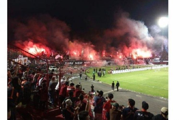 Penyalaan flare yang dilakukan suporter Bali United saat laga Bali United vs Persija Jakarta di Stadion Kapten I Wayan Dipta, Gianyar, Bali, Jumat (14/12/2018).