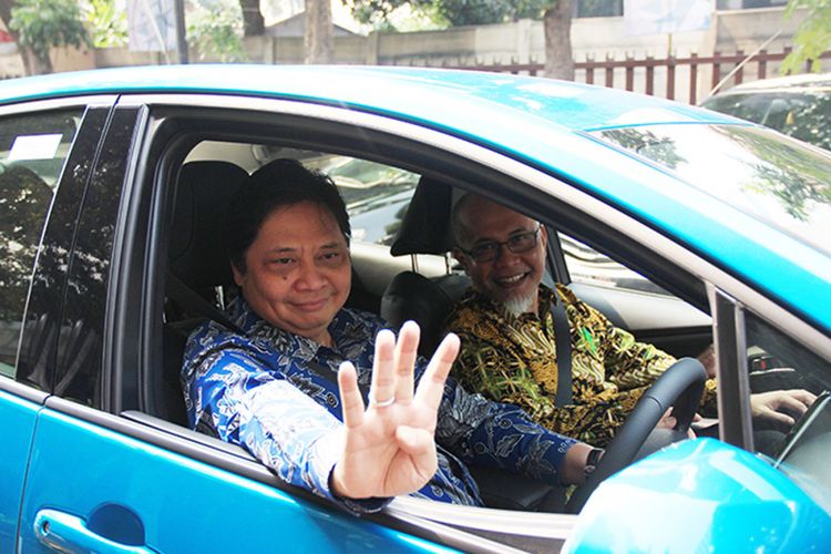 Menteri Perindustrian Airlangga Hartarto (kiri) melakukan test drive bersama Warih Andang Tjahjono Presdir PT Toyota Motor Manufacturing Indonesia (TMMIN). pada acara Kickoff Electrified Vehicle Comprehensive Study di Kementerian Perindustrian, Rabu (4/7/2018).