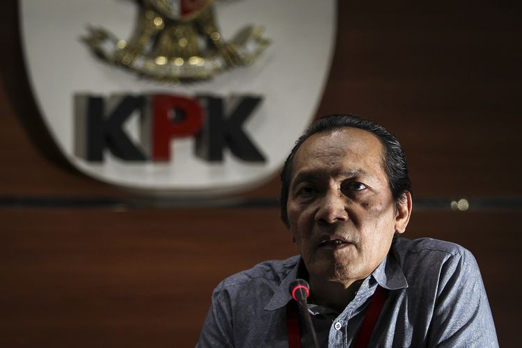 Wakil Ketua Komisi Pemberantasan Korupsi (KPK) Saut Situmorang menyampaikan keterangan pers di gedung KPK, Jakarta, Kamis (14/3/2019). KPK menetapkan Manajer Wilayah ll PT Wijaya Karya (Persero) Tbk/Manajer Divisi Operasi I PT Wijaya Karya (Persero) Tbk, I Ketut Suarbawa dan Pejabat Pembuat Komitmen (PPK) pembangunan jembatan waterfront Dinas Bina Marga dan Pengairan Kabupaten Kampar Adnan sebagai tersangka kasus dugaan korupsi proyek jembatan Waterfront City atau Jembatan Bangkinang di Kabupaten Kampar, Riau tahun anggaran 2015-2016 dengan kerugian negara sekitar Rp39,2 miliar. ANTARA FOTO/Dhemas Reviyanto/ama. *** Local Caption *** 
