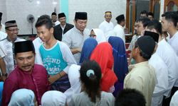 Jaring Aspirasi Warga Semarang, Hendrar Jalankan Sholat Isya Berjamaah