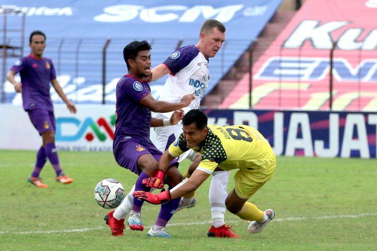 Tendangan pemain Persik Kediri Ibrahim Sanjaya dihalau penjaga gawang Persita Tangerang Dhika Bayangkara dan Adam Mitter pada pertandingan pekan ke-15 Liga 1 2021-2022 yang berakhir dengan skor 2-0 di Stadion Sultan Agung Bantul, Jumat (02/12/2021) sore.