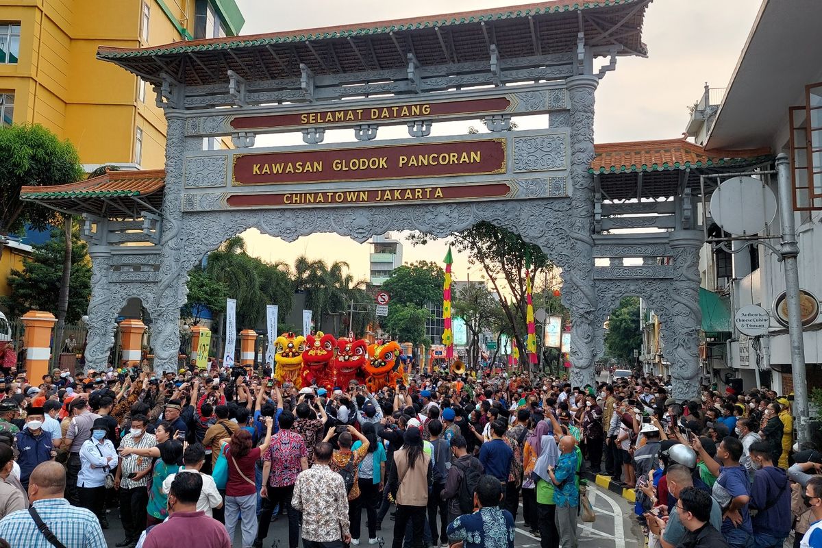 Masyarakat Tionghoa Jakarta bergotong-royong membangun kembali sebuah gapura yang menjadi gerbang masuk kawasan China Town di Glodok, Jakarta Barat. 