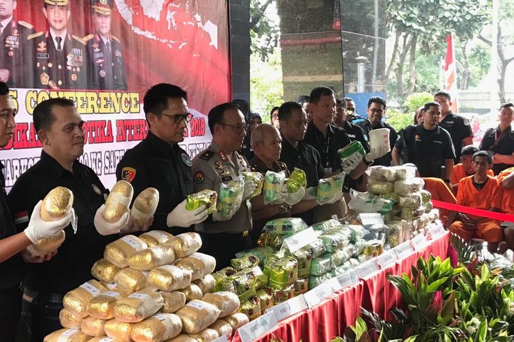 Wadir Tindak Pidana Narkoba Bareskrim Polri Kombes Pol Krisno Halomoan Siregar (ketiga dari kiri) saat konferensi pers di Gedung Bareskrim Polri, Jakarta Selatan, Selasa (9/7/2019).