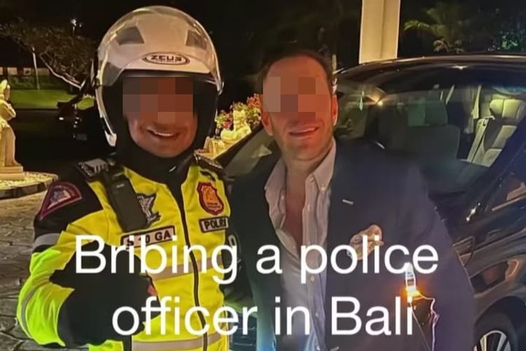 Tangkapan layar video yang menuding anggota polisi lalu lintas menerima suap 100 dolar Amerika Serikat atau setara Rp 1.565.845 untuk mengawal turis asing di Bali. /