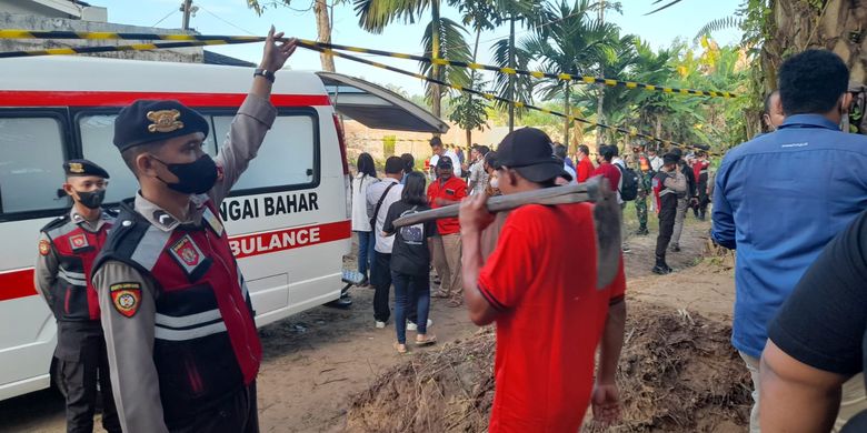 Tim penggali dari Pemuda Batak Bersatu (PBB) saat melewati garis polisi menuju makam Brigadir J, untuk melalukan penggalian kuburan untuk kepentingan otopsi ulang, Rabu (27/7/2022).