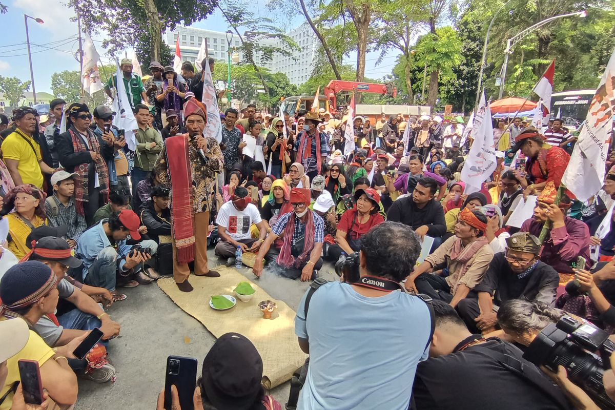 Sejumlah warga adat menggelar demonstrasi di depan kantor DPRD Sumatera Utara (Sumut), Senin (28/10/2024).