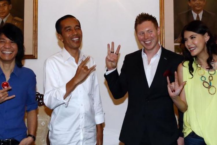 Gubernur DKI Jakarta, Joko Widodo (kedua kiri), Abdee Slank (kiri), Matt Hart (kedua kanan),Olga Lydia, berfoto bersama seusai melakukan kunjungan ke Balai Kota, Rabu (6/8/2014). Mereka menemani gitaris ban arkarna, Matt Hart untuk mengucapkan selamat kepada Jokowi yang telah terpilih sebagai presiden RI periode 2014-2019.