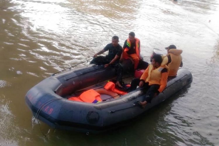 Tim SAR mencari korban tenggelam di sungai Desa Beusa Meranoe, Kecamatan Peureulak, Kabupaten Aceh Timur, Senin (13/8/2018)