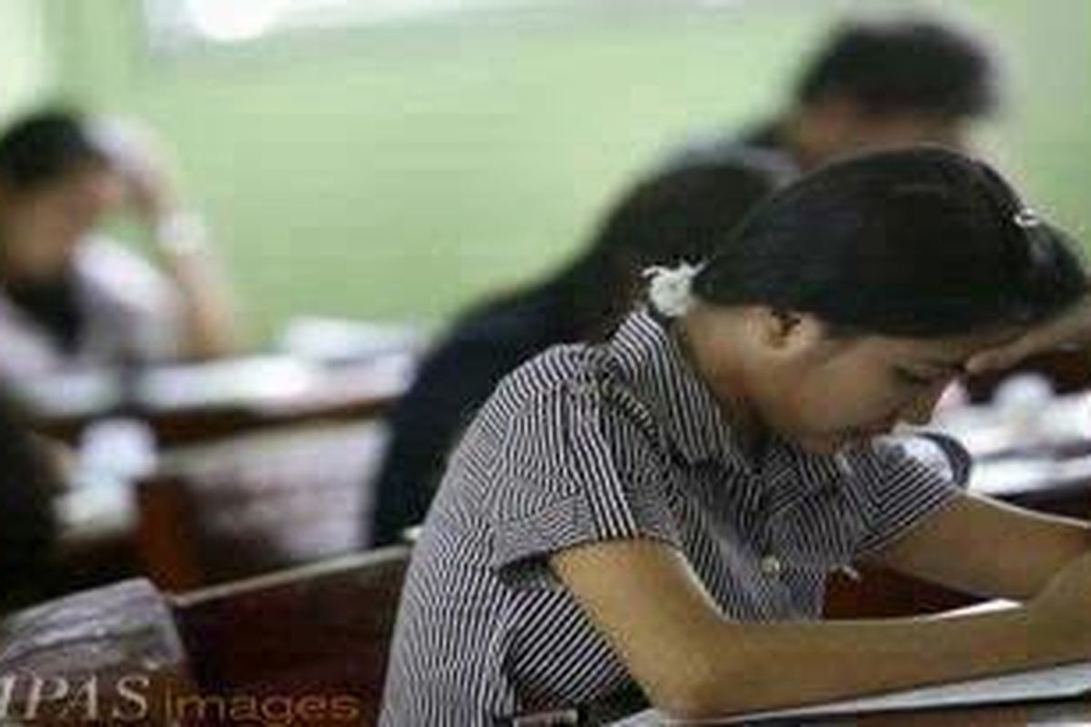 Ilustrasi: 77.225  peserta mengikuti ujian SIMAK UI pada Minggu (11/5/2010) serentak di 50 Panitia Lokal SIMAK UI mulai Nanggroe Aceh Darussalam hingga Jayapura, serta Malaysia dan China.