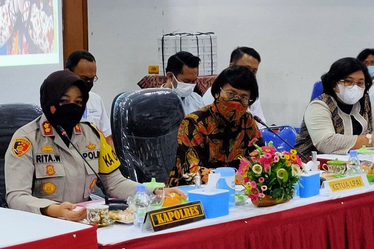 Kapolres Tegal Kota AKBP Rita Wulandari didampingi Ketua LPAI Kak Seto dan Wakil Ketua LPSK Susilaningtias menggelar konferensi pers perkara pencabulan anak di Mapolres Tegal Kota, Rabu (9/6/2021).