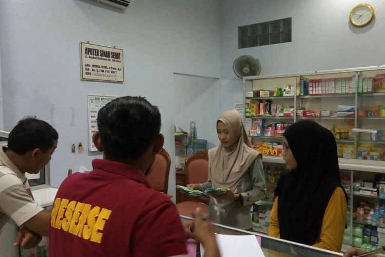 Untuk mengantisipasi peredaran obat keras Paracetamol Caffein Carisoprodol (PCC), Petugas gabungan dari Satuan Reserse Narkoba Polres Blora dan Dinas Kesehatan Blora, merazia sejumlah apotek di pusat perkotaan Kabupaten Blora, Jawa Tengah, Minggu (17/9/2017).