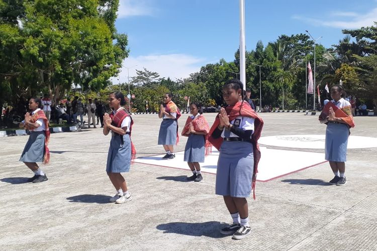 Enam orang siswa SMA Papua Kasih, saat menari tarian Suku Batak disela-sela memperingati HUT RI ke 78 tahun 2024 yang berlangsung di PLBN Skouw, Kamis (17/8/2023).