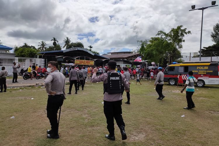 Polisi saat membubarkan kerumunan massa