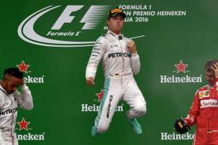 Pebalap Mercedes asal Jerman, Nico Rosberg (tengah), melompat untuk merayakan keberhasilannya finis di urutan pertama pada balapan GP Italia di Sirkuit Monza, Minggu (4/9/2016). Pebalap Mercedes asal Inggris, Lewis Hamilton (kiri) finis di urutan kedua, sementara pebalap Ferrari asal Jerman, Sebastian Vettel, finis di urutan ketiga.