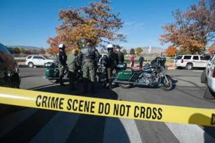 Garis polisi masih melintang di dekat sekolah menengah Sparks, Nevada, AS setelah aksi penembakan yang menewaskan dua orang, Senin (21/10/2013).