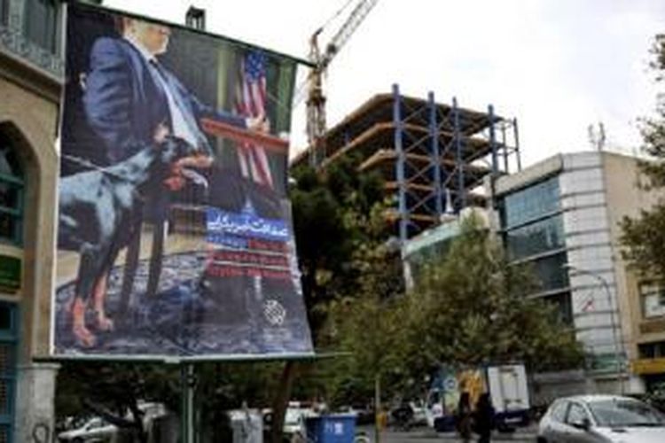 Sebuah poster anti-Amerika di lapangan Palestina di Teheran, Iran (foto: dok). Iran menurunkan poster-poster anti AS di Teheran Minggu (27/10). 