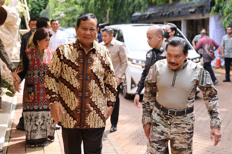 Menteri Pertahanan Prabowo Subianto berjalan bersama Jenderal TNI (Purn) AM Hendropriyono di kediaman Hendropriyono, Jakarta, Selasa (25/4/2023).