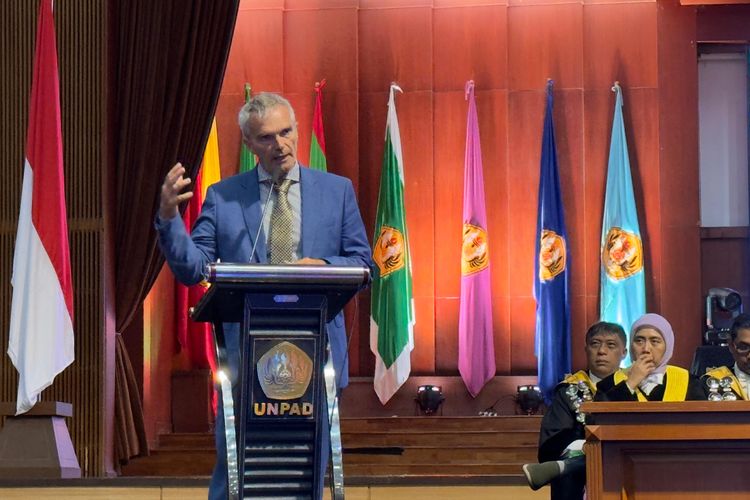 Guru Besar Ilmu Kedokteran Spesialis Penyakit Dalam Universitas Catania, Italia, Prof Riccardo Polosa.