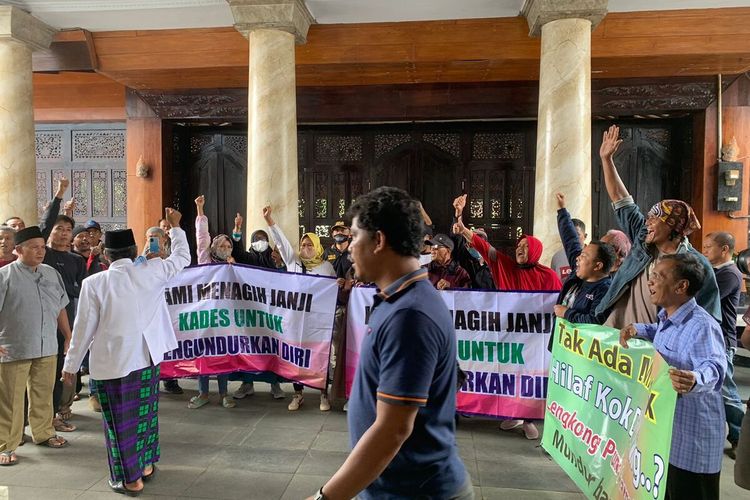 Warga Desa Lengkong, Kecamatan Rakit, Kabupaten Banjarnegara, Jawa Tengah, mendatangi rumah dinas Pj Bupati, Jumat (7/10/2022).
