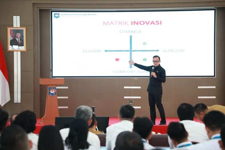 Wakil Menteri Dalam Negeri (Wamendagri) Bima Arya Sugiarto saat memberikan keynote speech pada Pelatihan Kepemimpinan Administrator (PKA) dan Pelatihan Kepemimpinan Pengawas (PKP) di Aula Gunung Gede, Pusat Pengembangan Sumber Daya Manusia (PPSDM) Regional Bandung, Kabupaten Sumedang, Jawa Barat, Senin (22/9/2025).