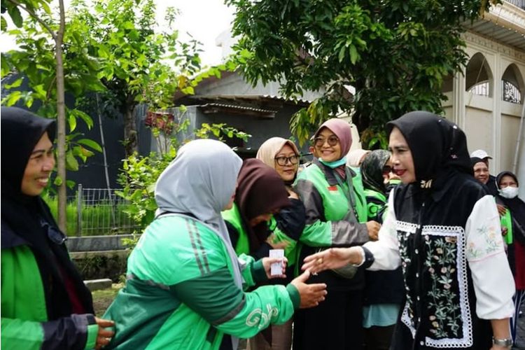 Wabup Sidoarjo, Mimik Idayana, saat menemui driver ojol perempuan, (23/3/2025).