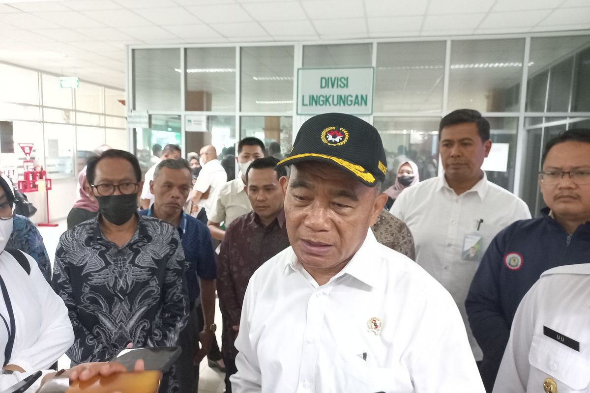 Menko PMK Muhadjir Effendy di PT Kahatex, Sumedang, Jabar, Rabu (16/11/2022). AAM AMINULLAH/KOMPAS.com