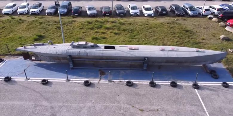 Kapal selam narkoba, yang merupakan rakitan rumahan ini, dipajang di lahan parkir di Spanyol.