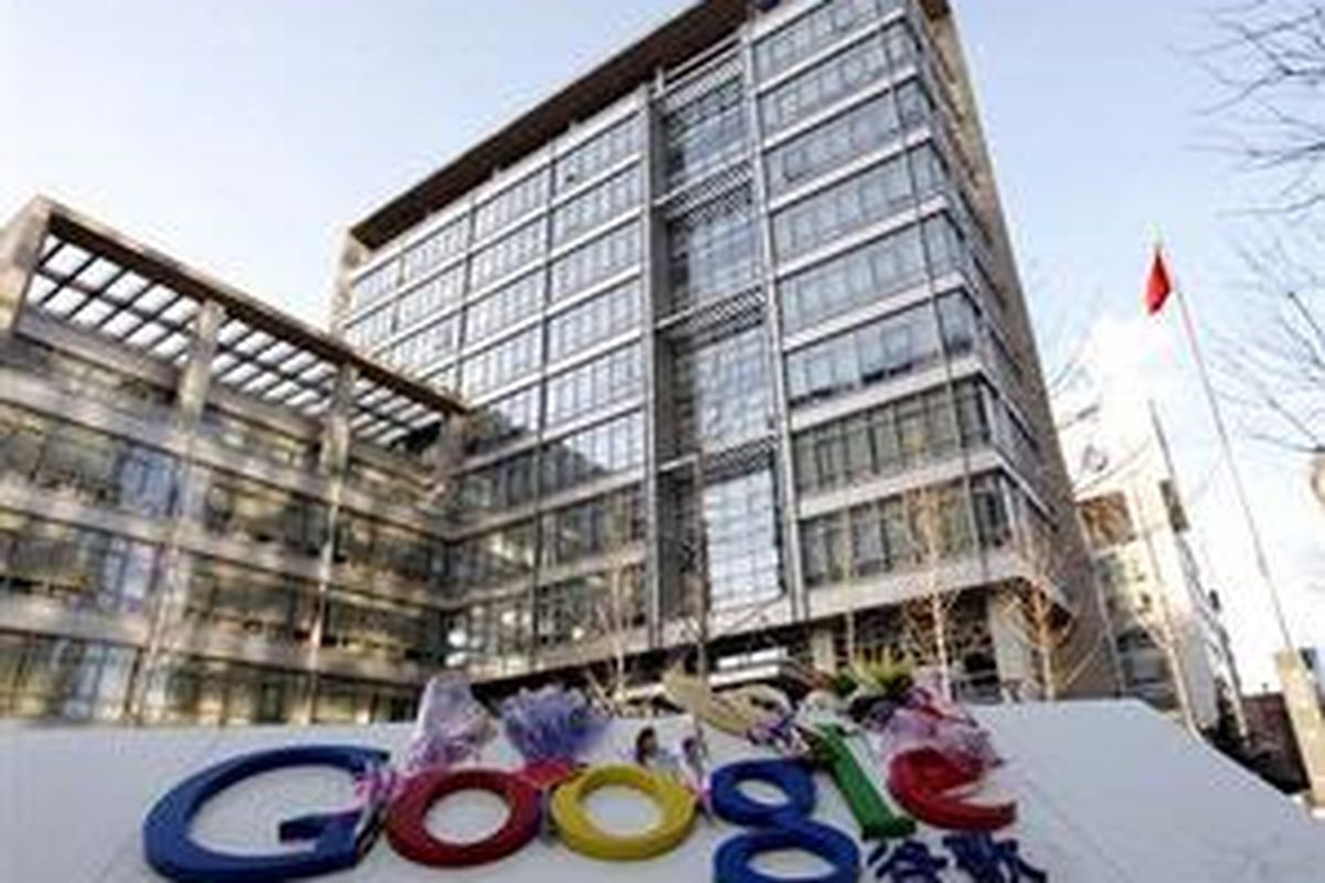 Karangan bunga dukungan warga Cina terhadap langkah Google mengakhiri sensor pada layanannya di depan kantor pusat Google di China.