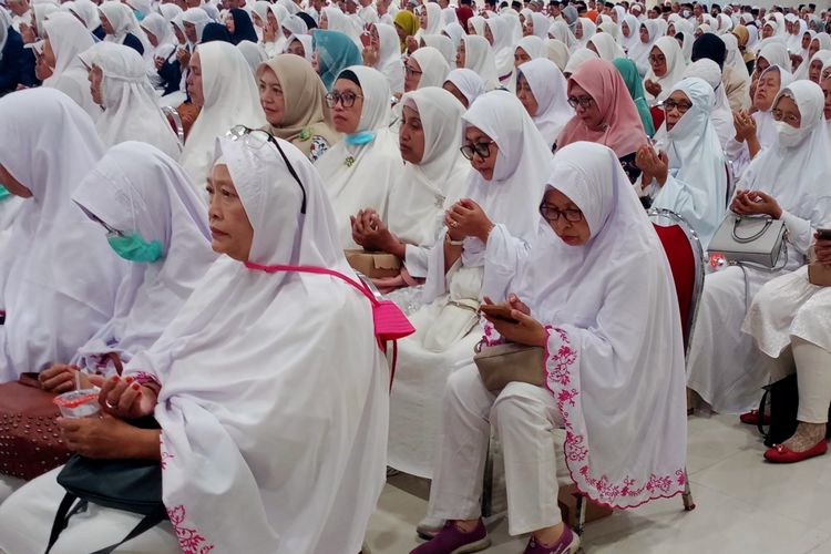 Para Jemaah Calon Haji (JCH) Kota Malang mengikuti Bimbingan Manasik Haji Reguler di Gedung Islamic Center, Jalan Mayjen Sungkono Arjowinangun, Kedung Kandang, Kota Malang.