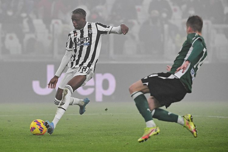 Denis Zakaria melepas tembakan yang berbuah gol pada laga Juventus vs Verona di Juventus Stadium pada Senin (7/2/2022) dini hari WIB.