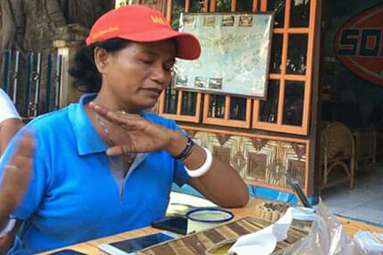 Elisia Digma Dari, pemilik Kedai Kopi Kampung di Maumere, Kabupaten Sikka, Flores, Nusa Tenggara Timur, Rabu (8/5/2019).