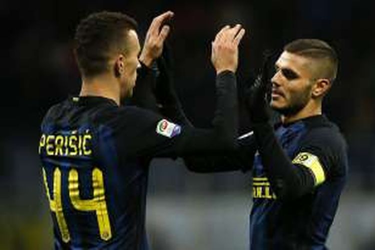 Striker Inter Milan, Mauro Icardi (kanan), bersama rekannya setimnya, Ivan Perisic, merayakan gol ke gawang Fiorentina dalam lanjutan Serie A, di Stadion Giuseppe Meazza, Senin (28/11/2016).