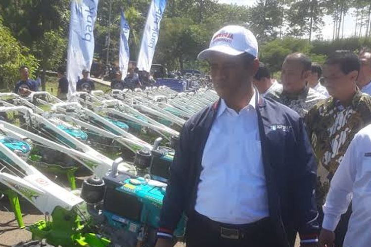 Kementan dan Pemkab Bandung Barat Salurkan 1000 Traktor