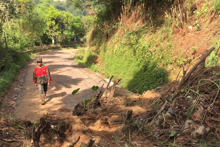 Lalu lintas Jalan Ciputri Desa Langensari, Kecamatan Lembang, Kabupaten Bandung Barat (KBB), Jawa Barat terpaksa ditutup sementara, Jumat (12/1/2024).