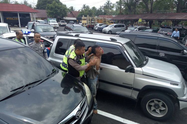 Petugas Polres Kuningan membawa Roni pelaku pencurian pecah kaca usai pengejaran ke sejumlah tempat, di Kabupaten Kuningan Jawa Barat, Selasa (10/10/2017). Polisi menangkap Roni dan Riki yang mencuri uang dinas pendidikan dan kebudayaan kuningan sebesar Rp 170 juta untuk upah guru honorer.