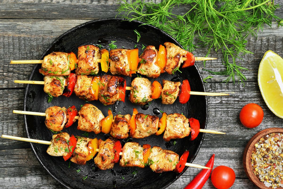 ilustrasi kebab ayam dan paprika, ide barbeque simpel untuk tahun baru. 