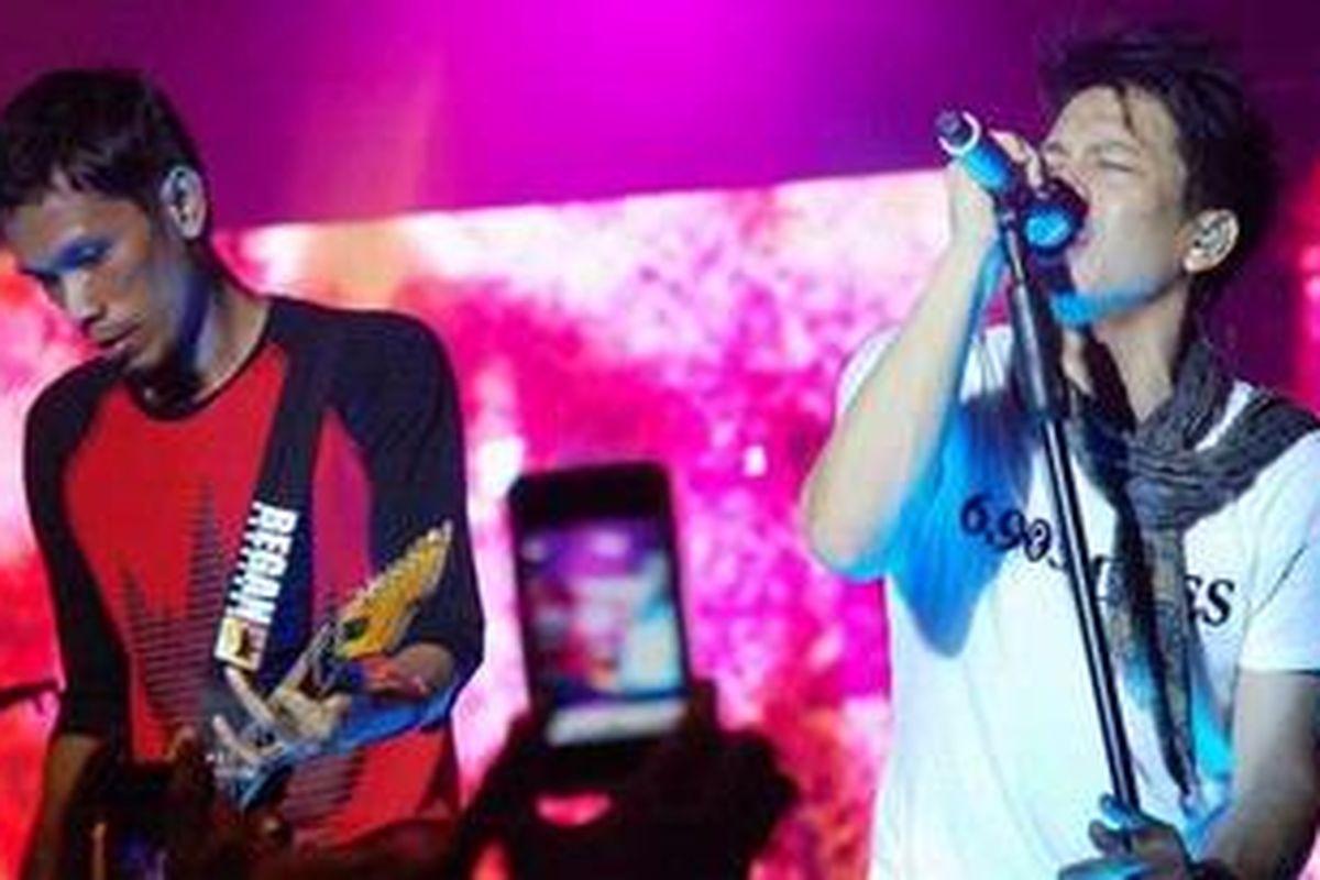 Lukman (gitar) dan Ariel (vokal) beraksi dalam pertunjukan terakhir tur Born to Make History, di Jakarta, baru-baru ini